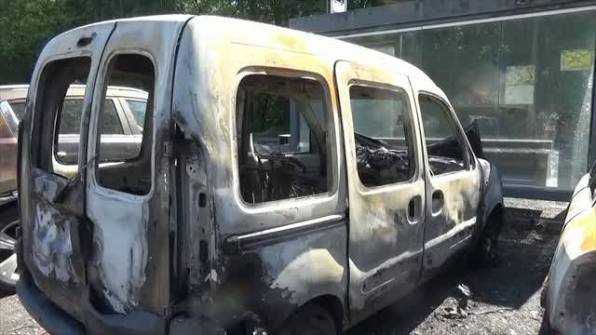 Sərxoş kişi “eksperiment” üçün altı avtomobili YANDIRDI – VİDEO