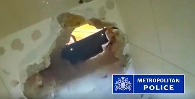 Londonda masaj salonundan zərgərlik mağazasına tunel QAZDILAR Londonda masaj salonundan zərgərlik mağazasına tunel QAZDILAR
