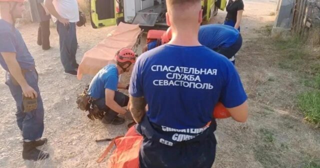 Təhlükəli enişdə ayağı sürüşən qız 20 metr hündürlükdən qayalığa YIXILDI – FOTO