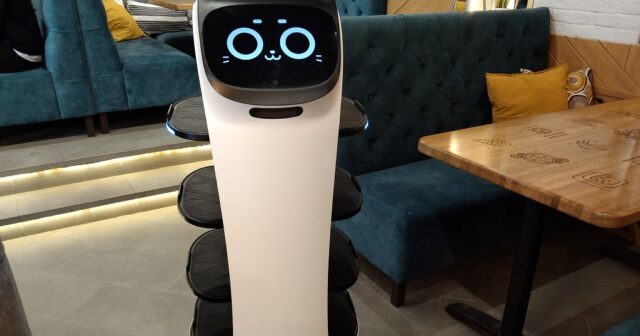 Kafedə işləyən robot-ofisiant pilləkənlərdən yuvarlanıb YARARSIZ HALA DÜŞDÜ – VİDEO Kafedə işləyən robot-ofisiant pilləkənlərdən yuvarlanıb YARARSIZ HALA DÜŞDÜ – VİDEO