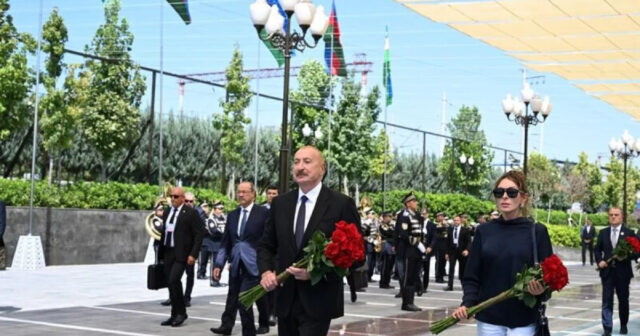 Azərbaycan Prezidenti və birinci xanım Daşkənddə Ümummilli Liderin barelyefi önünə gül dəstələri qoyublar Azərbaycan Prezidenti və birinci xanım Daşkənddə Ümummilli Liderin barelyefi önünə gül dəstələri qoyublar