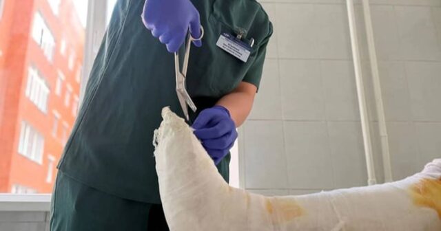 Həkimlərdən möcüzəvi ƏMƏLİYYAT: Dəri parçasından asılı qalan pəncə TİKİLDİ