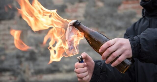 Velosipedçi yoldan keçən maşınlara Molotov kokteyli ATDI – VİDEO