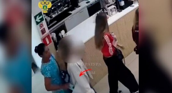 Kafedə yeniyetmənin cibindən telefon oğurlayan qadın kameralara DÜŞDÜ – VİDEO Kafedə yeniyetmənin cibindən telefon oğurlayan qadın kameralara DÜŞDÜ – VİDEO