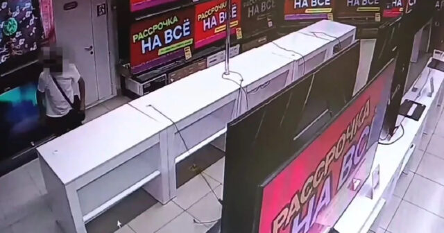 Mağazada 15 televizoru sındıran kişi SAXLANILDI – VİDEO Mağazada 15 televizoru sındıran kişi SAXLANILDI – VİDEO