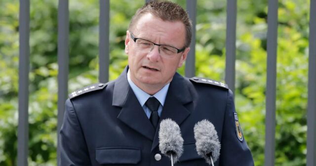 Almaniya polisi rəsmisi qaçqını döyməkdə İTTİHAM OLUNUR