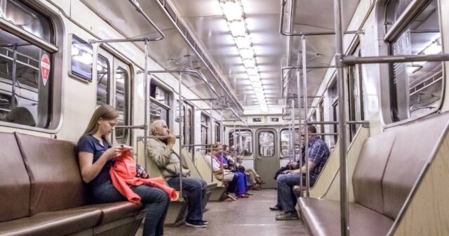 Bloqerin metroda yüksək səslə ədəbsiz musiqi səsləndirməsi narazılığa SƏBƏB OLDU – VİDEO Bloqerin metroda yüksək səslə ədəbsiz musiqi səsləndirməsi narazılığa SƏBƏB OLDU – VİDEO
