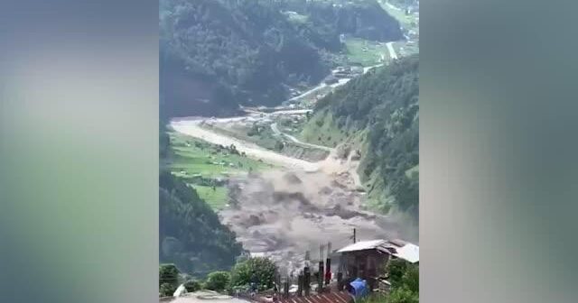 Çin və Nepal sərhədində torpaq sürüşməsi BAŞ VERDİ – VİDEO