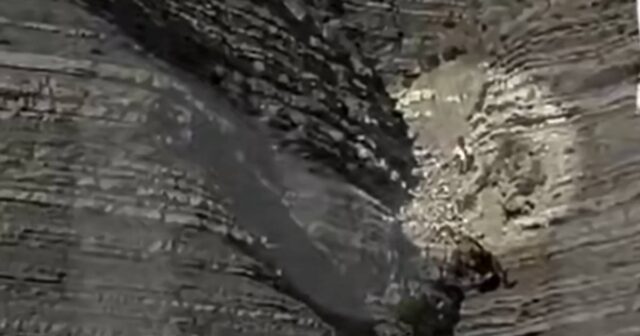 Qayalıqda foto çəkdirmək istəyən turist 10 metr hündürlükdən YIXILDI – VİDEO