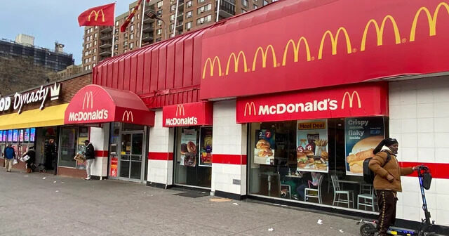 Nyu-Yorkda fəallar “McDonald’s”ı DAĞITDI – Müştərilər də hücuma MƏRUZ QALDI – VİDEO Nyu-Yorkda fəallar “McDonald’s”ı DAĞITDI – Müştərilər də hücuma MƏRUZ QALDI – VİDEO