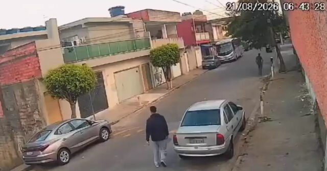 Qarətçiləri təqib edən kişi onları divara çırparaq ÖLDÜRDÜ – VİDEO Qarətçiləri təqib edən kişi onları divara çırparaq ÖLDÜRDÜ – VİDEO