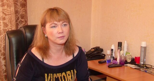 “Sən oğlansan, yoxsa qız?”: Hermafrodit polis operatorunu MƏHKƏMƏYƏ VERDİ – VİDEO