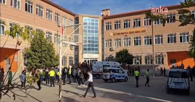Türkiyədə liseyə silahlı hücum olub, 11 şagird yaralanıb, hadisəni törədən şəxs saxlanılıb Türkiyədə liseyə silahlı hücum olub, 11 şagird yaralanıb, hadisəni törədən şəxs saxlanılıb