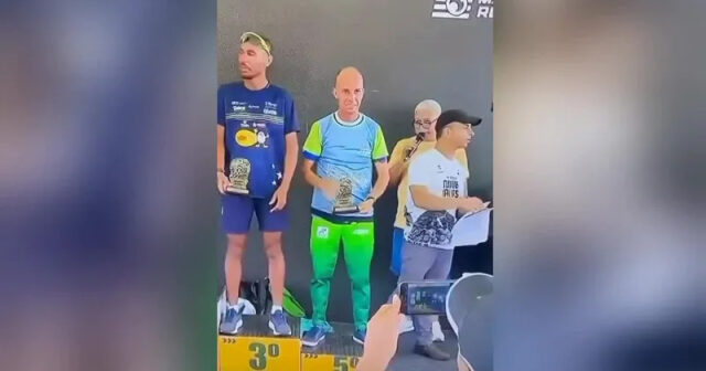 Atlet sponsorları incitməmək üçün 11 köynəyi üst-üstə GEYİNDİ – VİDEO Atlet sponsorları incitməmək üçün 11 köynəyi üst-üstə GEYİNDİ – VİDEO