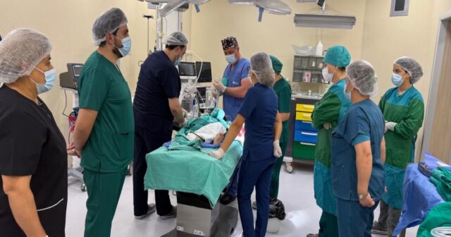 3 yaşlı uşağın ət maşınında ağır yaralanan əli 8 saatlıq mikrocərrahi əməliyyatla bərpa edilib – FOTO 3 yaşlı uşağın ət maşınında ağır yaralanan əli 8 saatlıq mikrocərrahi əməliyyatla bərpa edilib – FOTO