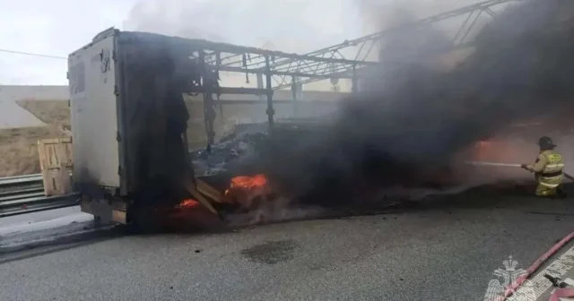 Rusiyada araq və konyak daşıyan yük maşını ALOVLANDI – Magistral BAĞLANDI – VİDEO Rusiyada araq və konyak daşıyan yük maşını ALOVLANDI – Magistral BAĞLANDI – VİDEO