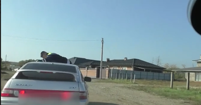 16 yaşlı sürücü polisi kapotda yüzlərlə metr APARDI – VİDEO 16 yaşlı sürücü polisi kapotda yüzlərlə metr APARDI – VİDEO