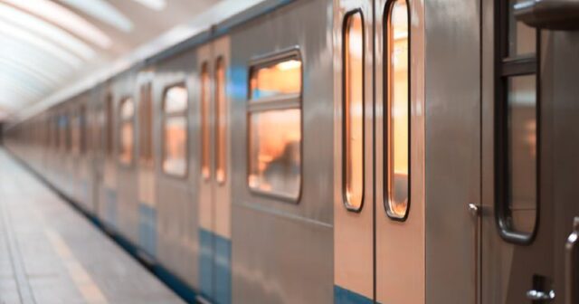 Moskvada metroda sərnişinə bıçaqla HÜCUM EDİLDİ – VİDEO Moskvada metroda sərnişinə bıçaqla HÜCUM EDİLDİ – VİDEO