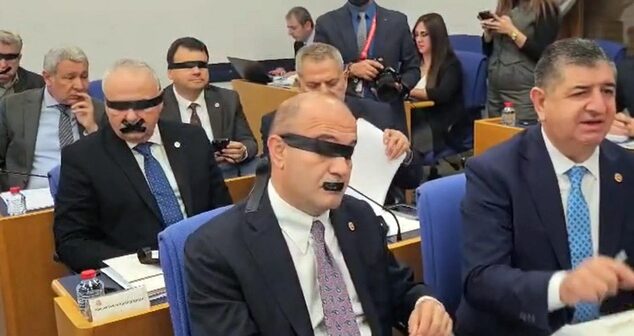 Türkiyədə Halk TV qərarına ETİRAZ: Deputatlar gözlərini və ağızlarını BAĞLADI