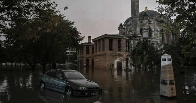 İstanbulda DAŞQIN: Tarixi Sadabad məscidini SU BASDI – VİDEO