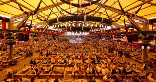 Oktoberfestdə SİYASİ QALMAQAL: Deputatın üzünə ZƏRBƏ ENDİRİLDİ