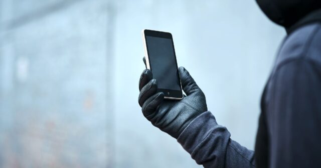 Telefonu oğurladı, sonra sahibinin üzünə tutub KİLİDİNİ AÇDI – VİDEO Telefonu oğurladı, sonra sahibinin üzünə tutub KİLİDİNİ AÇDI – VİDEO