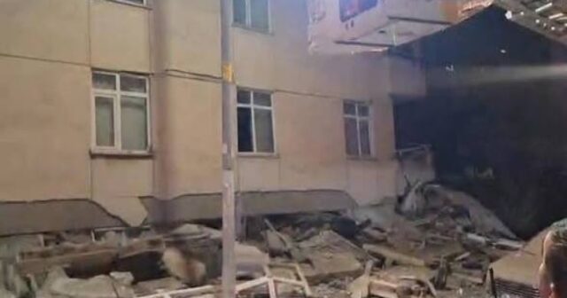 İstanbulda 7 mərtəbəli bina çöküb, dağıntılar altında qalanlar var