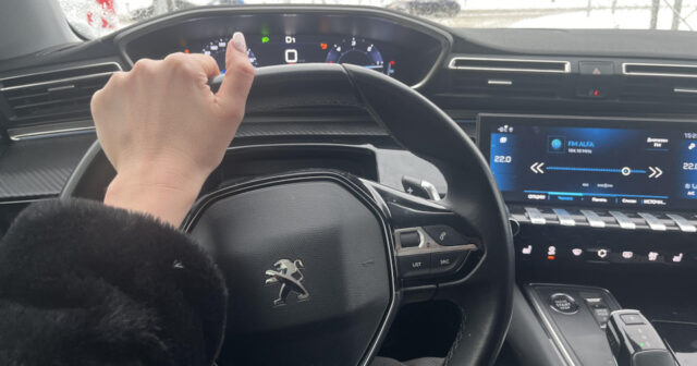 Yeni avtomobil alan kişi avtosalondan çıxmamış QƏZA TÖRƏTDİ – VİDEO