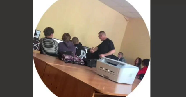 Müəllim onu təhqir edən şagirdi DÖYDÜ: İşdən ÇIXARILDI – VİDEO Müəllim onu təhqir edən şagirdi DÖYDÜ: İşdən ÇIXARILDI – VİDEO