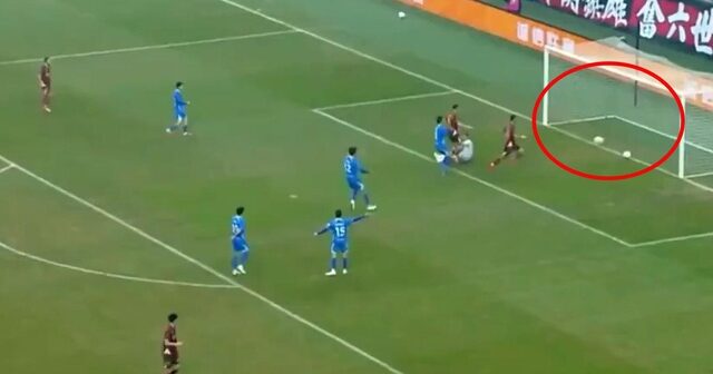 Çin futbol liqasında QEYRİ-ADİ HADİSƏ: İki top eyni vaxtda qapıya DÜŞDÜ – VİDEO
