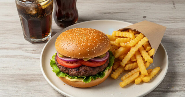 Burger yedikdən sonra 15 yaşlı qız XƏSTƏXANALIQ OLDU Burger yedikdən sonra 15 yaşlı qız XƏSTƏXANALIQ OLDU
