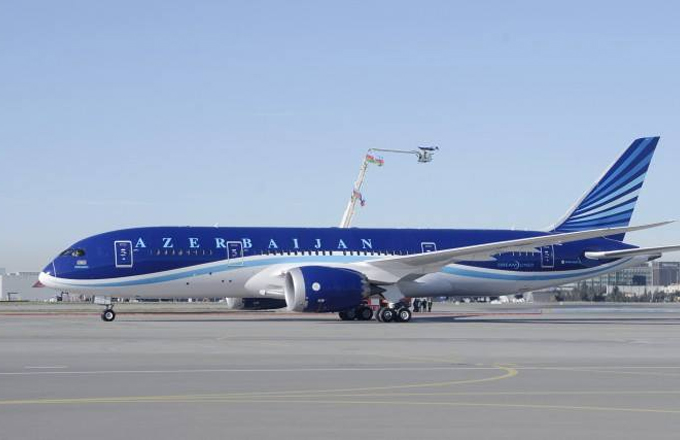 İlham Əliyev yeni gətirilən “Boeing-787-8” sərnişin təyyarəsinə baxış keçirdi
