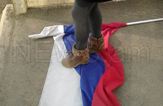 Ermənilər Rusiya bayrağını tapdaladı – FOTO