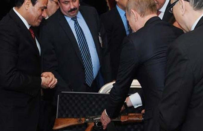 Putin həmkarına “Kalaşnikov” hədiyyə etdi
