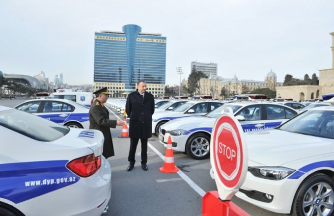 İlham Əliyev yeni polis maşınları ilə tanış olub – FOTO