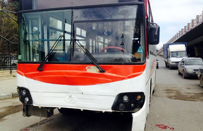 Bakıda avtobus qəza törətdi