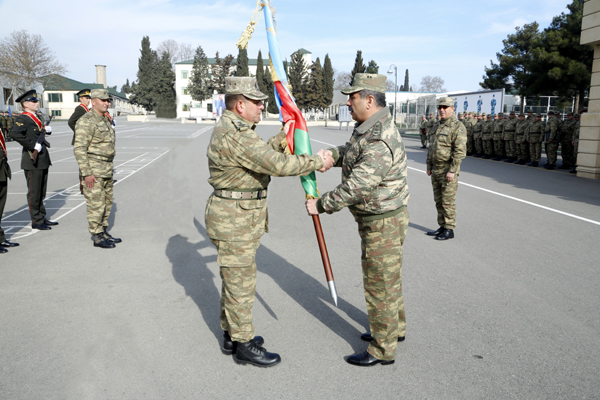 Cəbhə bölgəsindəki hərbi hissələrə döyüş bayraqları təqdim olundu – FOTO