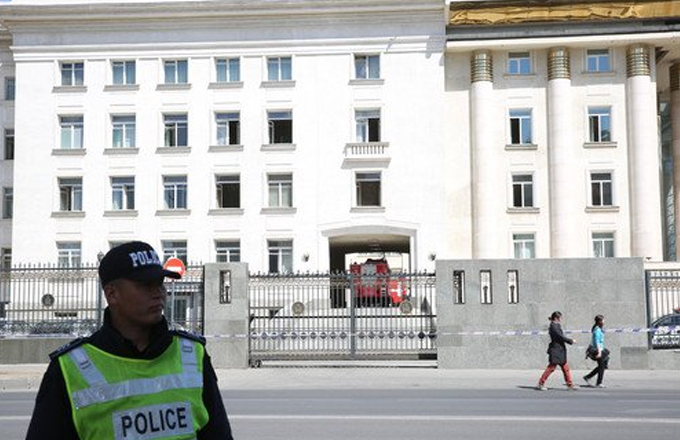 Parlament yandı