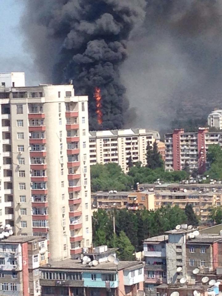 Bakıda yanan binanın 6 sakini xilas edilib