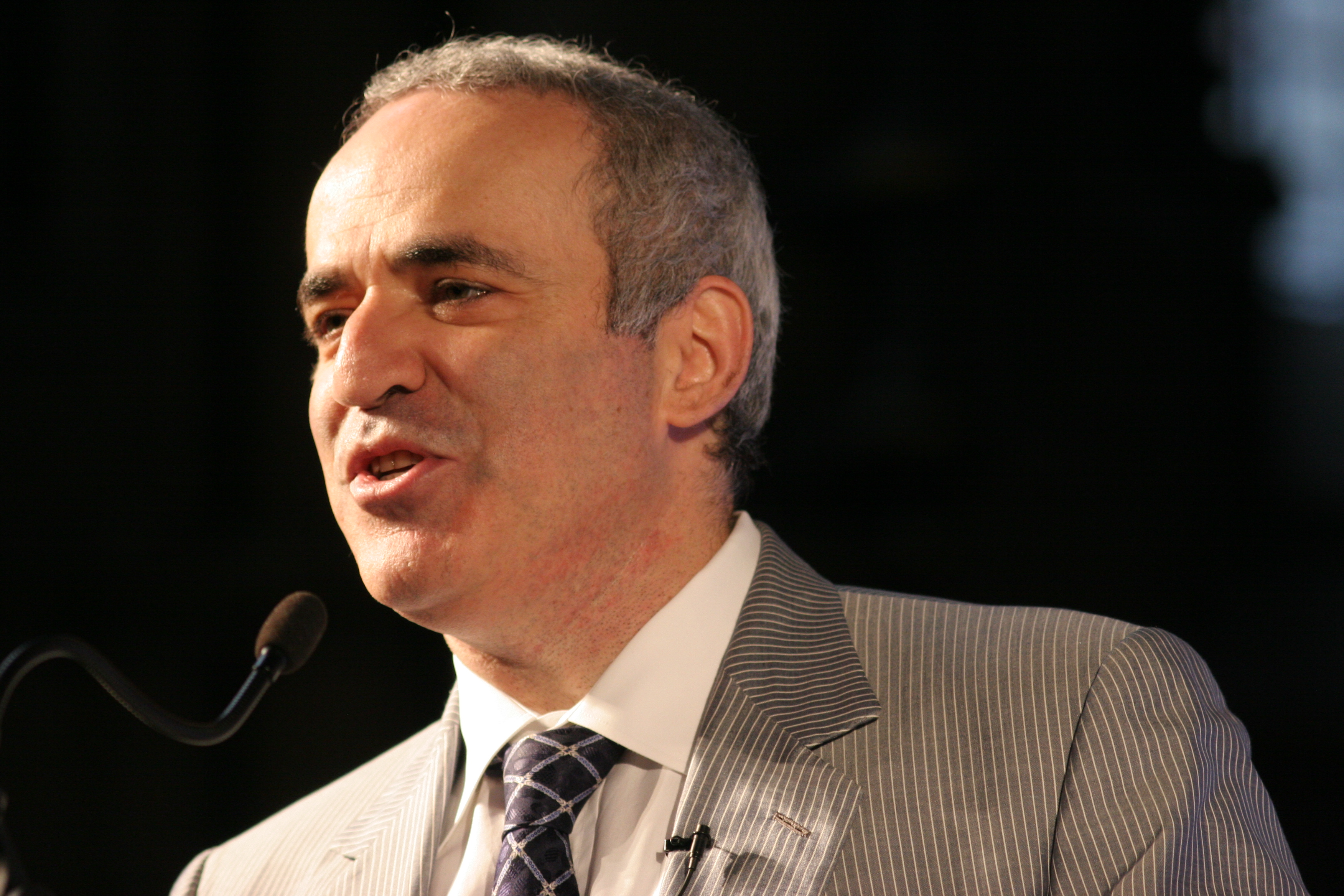 Kasparov ata oldu