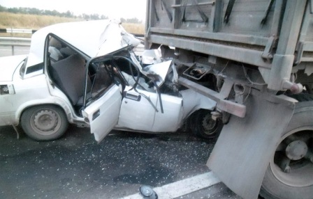 Minik avtomobili “KAMAZ“a çırpıldı: 1 ölü