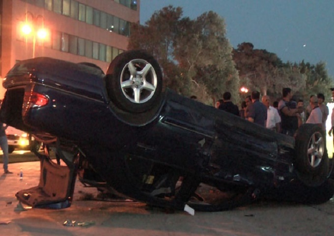 Yevlaxda avtomobil kanala düşüb: sürücü ölüb