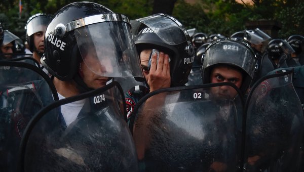 İrəvanda polis etiraz aksiyasını dağıdıb, saxlanılanlar var