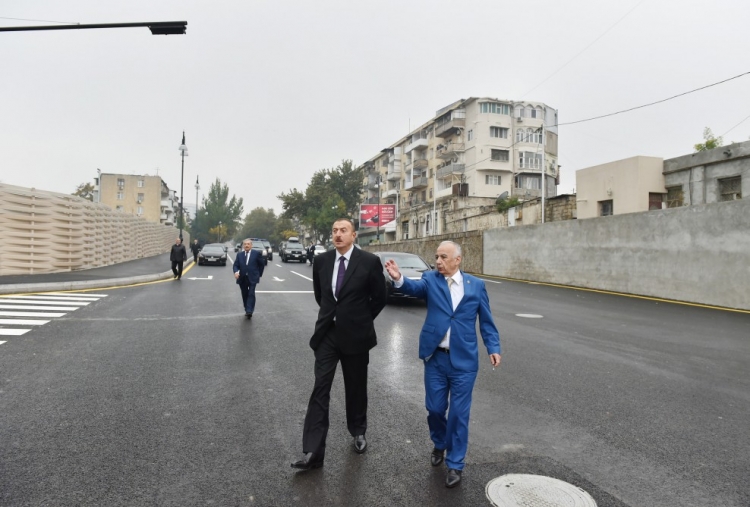 İlham Əliyev yeni parkın açılışında