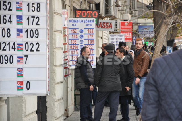 Bakıda dollar ajiotajı (FOTO)