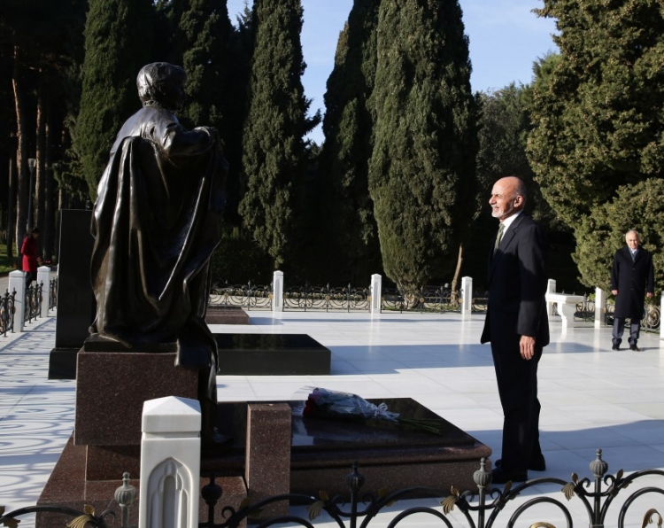 Əfqanıstan prezidenti Heydər Əliyevin məzarını ziyarət edib