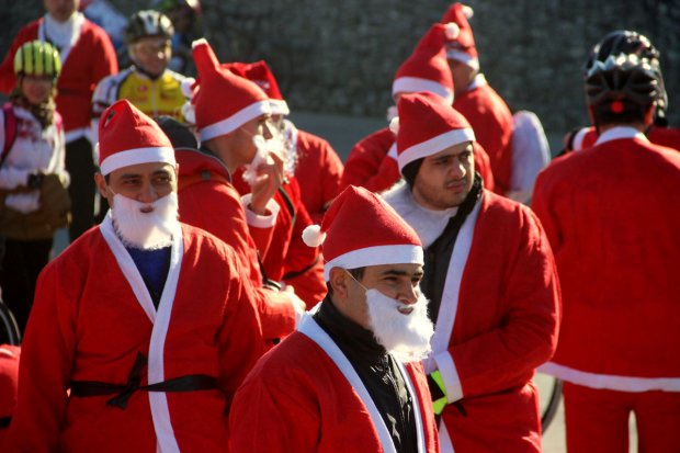 Bakıda Santa-Klausların veloyürüşü keçirildi