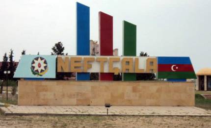 Neftçalada balıqçılar etiraza qalxdı, yol bağlandı