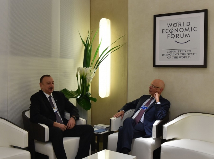 Azərbaycan prezidentinə Davos fəxri üzvlər klubunun nişanı təqdim olunub