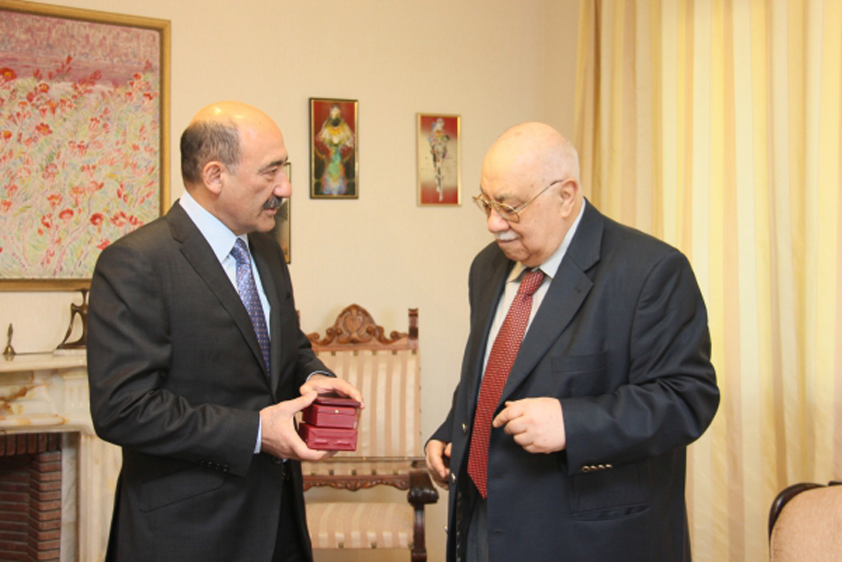 Maqsud İbrahimbəyova “Şərəf” ordeni təqdim edilib